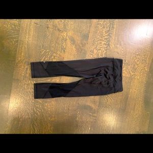 LULULEMON Black Capri leggings